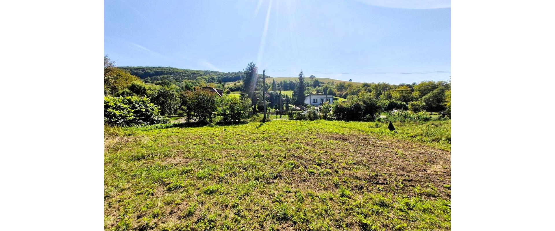 POZEMOK V OBJATÍ PRÍRODY – 1 348 m², JUŽNÁ ORIENTÁCIA, SÚKROMIE A DOMAŠA NA DOSAH