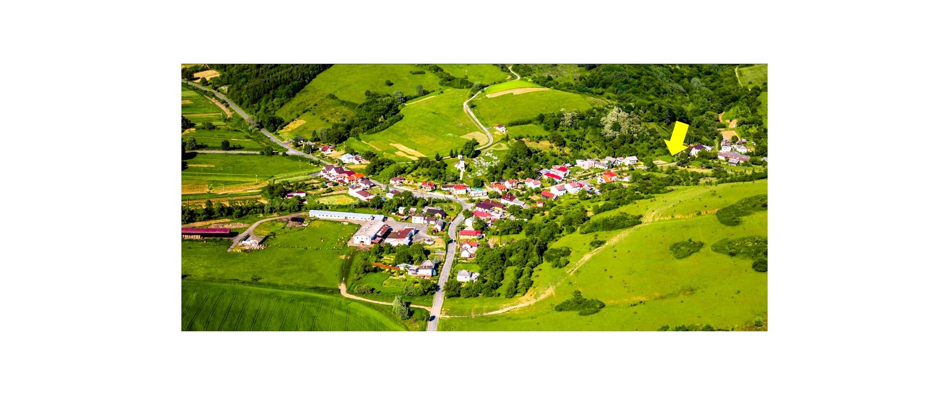 POZEMOK V OBJATÍ PRÍRODY – 1 348 m², JUŽNÁ ORIENTÁCIA, SÚKROMIE A DOMAŠA NA DOSAH