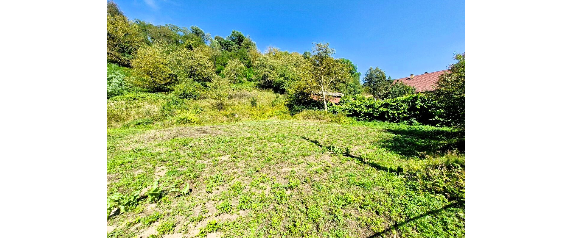 POZEMOK V OBJATÍ PRÍRODY – 1 348 m², JUŽNÁ ORIENTÁCIA, SÚKROMIE A DOMAŠA NA DOSAH