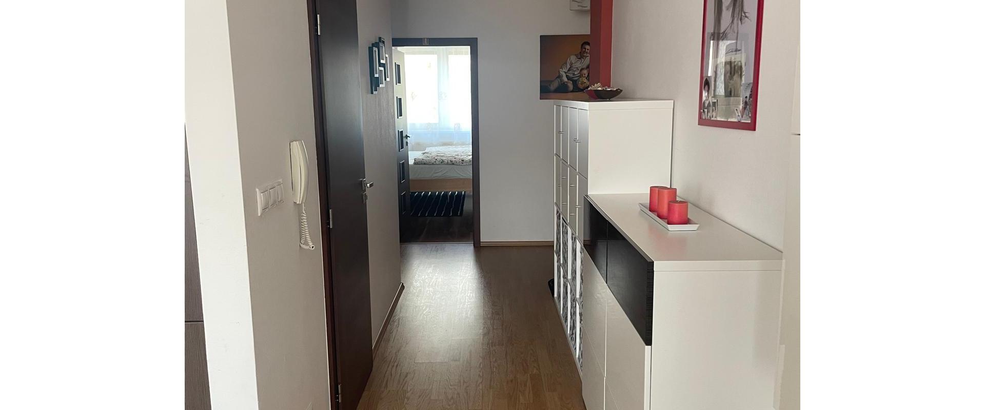 Nadštandardný 4-izbový byt s 2 garáž.státiami a šatníkom