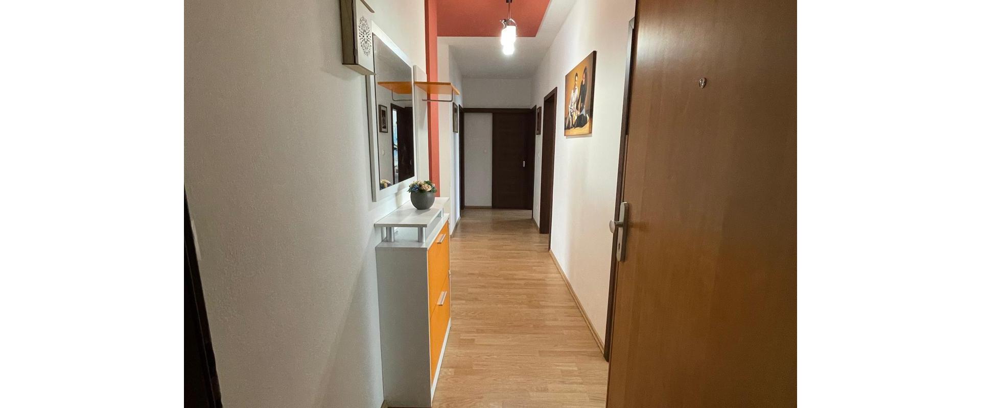 Nadštandardný 4-izbový byt s 2 garáž.státiami a šatníkom