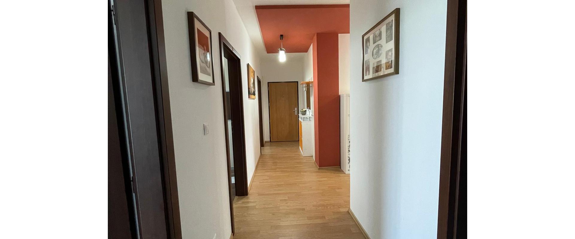 Nadštandardný 4-izbový byt s 2 garáž.státiami a šatníkom