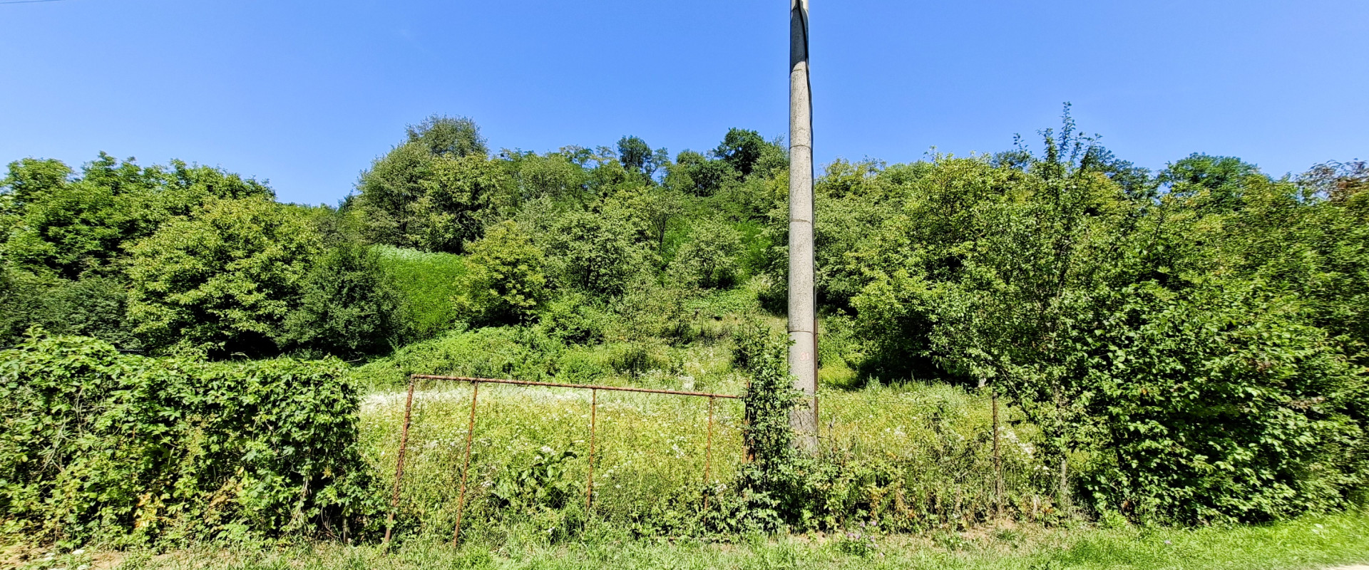 POZEMOK V OBJATÍ PRÍRODY – 1 348 m², JUŽNÁ ORIENTÁCIA, SÚKROMIE A DOMAŠA NA DOSAH