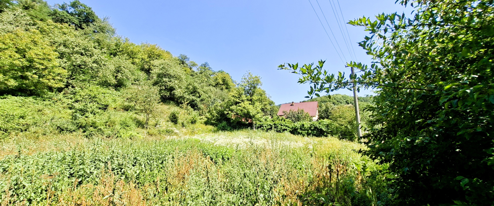 POZEMOK V OBJATÍ PRÍRODY – 1 348 m², JUŽNÁ ORIENTÁCIA, SÚKROMIE A DOMAŠA NA DOSAH