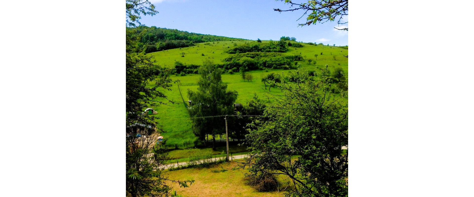 POZEMOK V OBJATÍ PRÍRODY – 1 348 m², JUŽNÁ ORIENTÁCIA, SÚKROMIE A DOMAŠA NA DOSAH