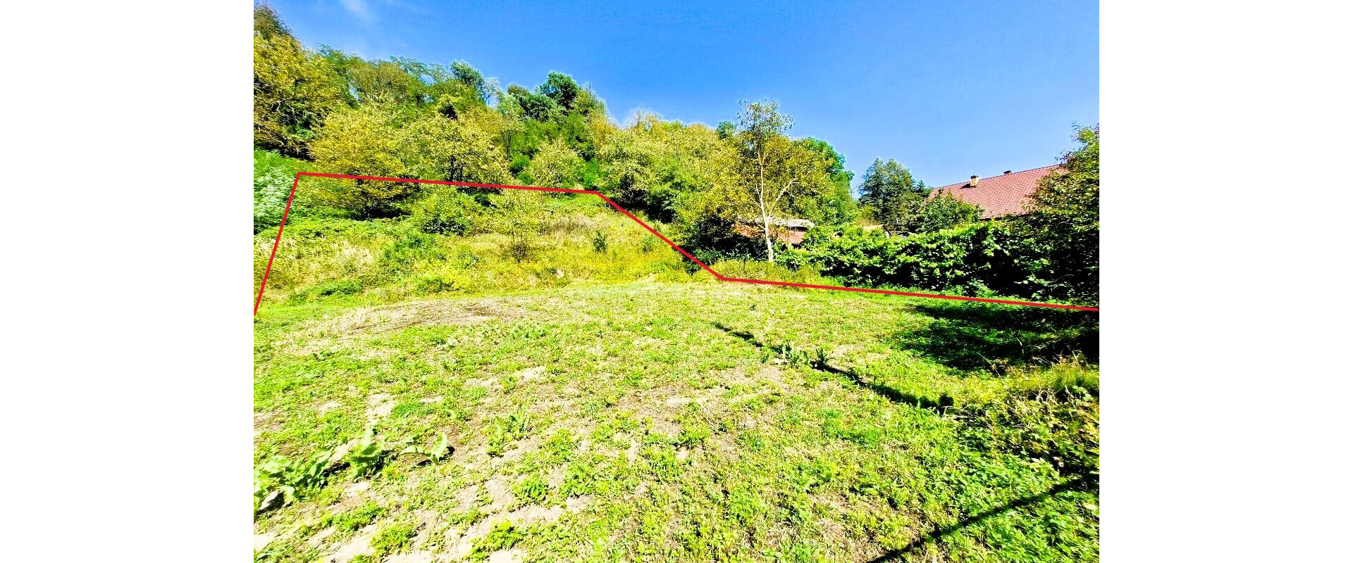 POZEMOK V OBJATÍ PRÍRODY – 1 348 m², JUŽNÁ ORIENTÁCIA, SÚKROMIE A DOMAŠA NA DOSAH