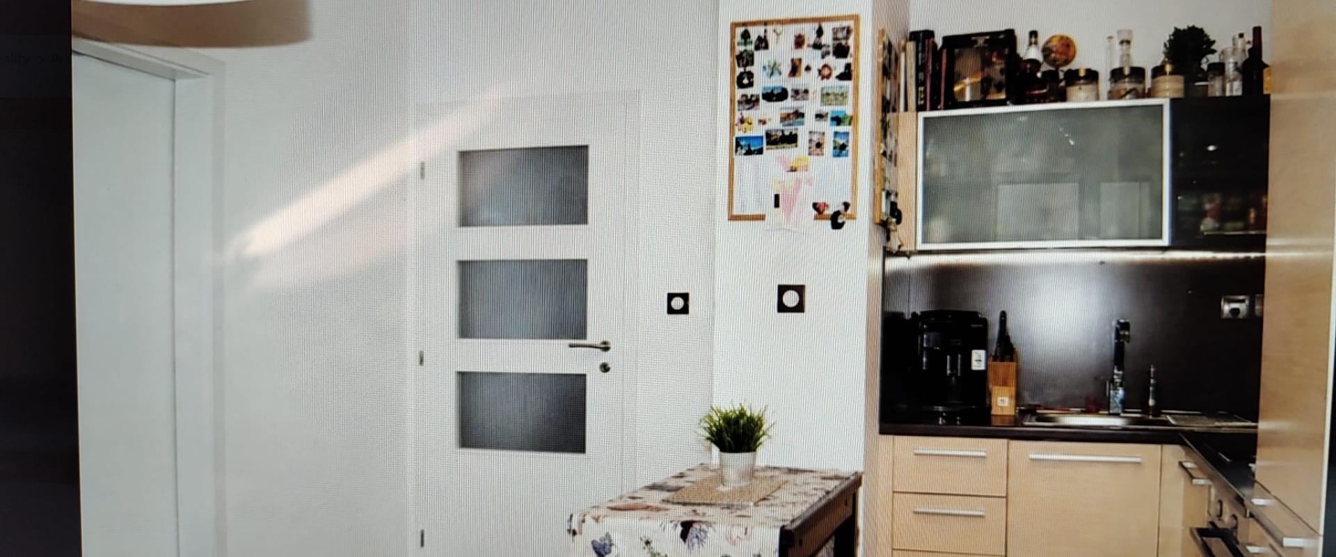 Prenájom: moderný 3-izbový byt s balkónom a garážovým státím.