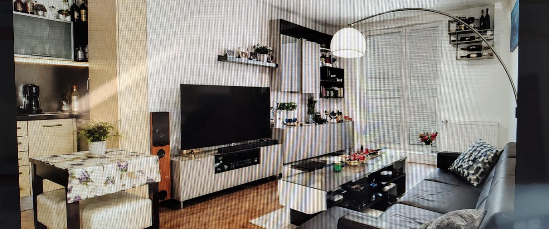 Prenájom: moderný 3-izbový byt s balkónom a garážovým státím.