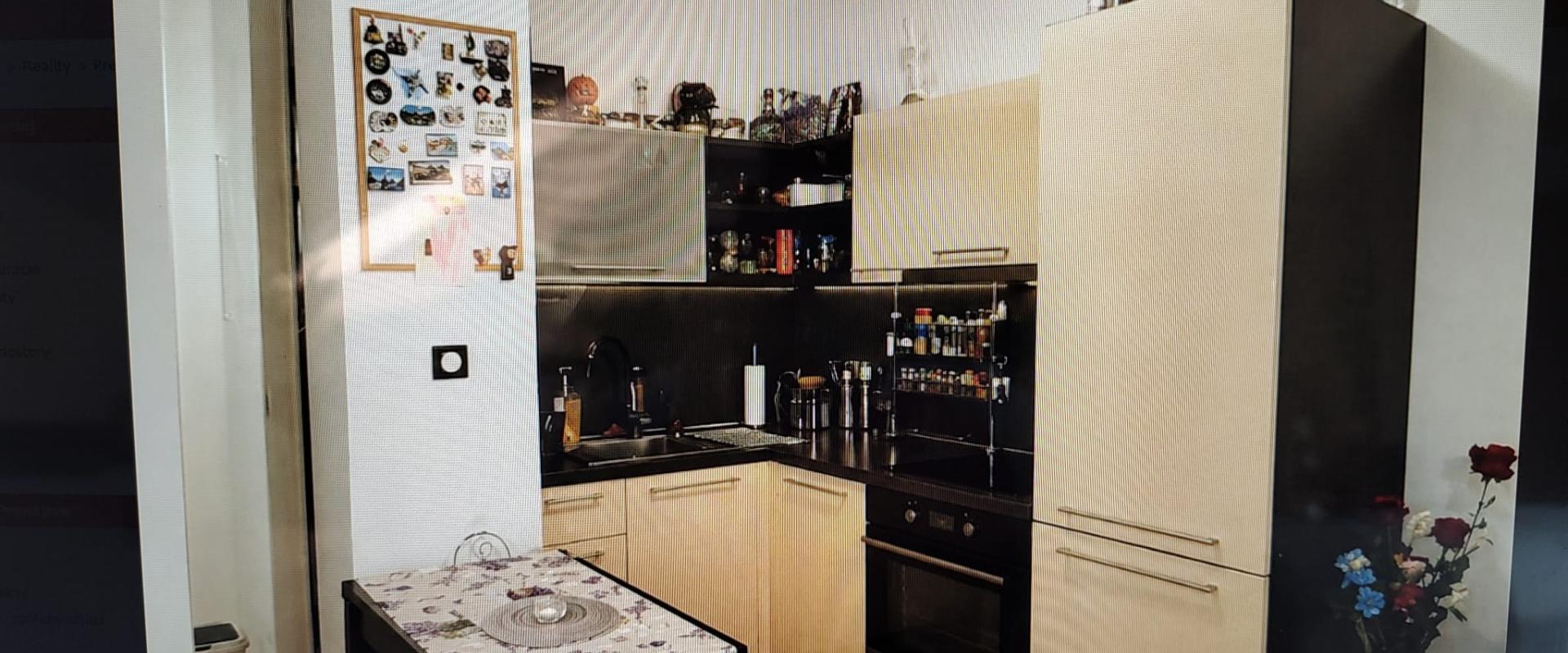 Prenájom: moderný 3-izbový byt s balkónom a garážovým státím.