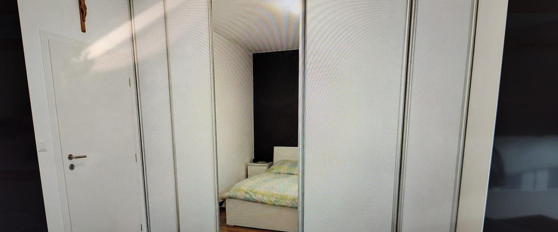 Prenájom: moderný 3-izbový byt s balkónom a garážovým státím.