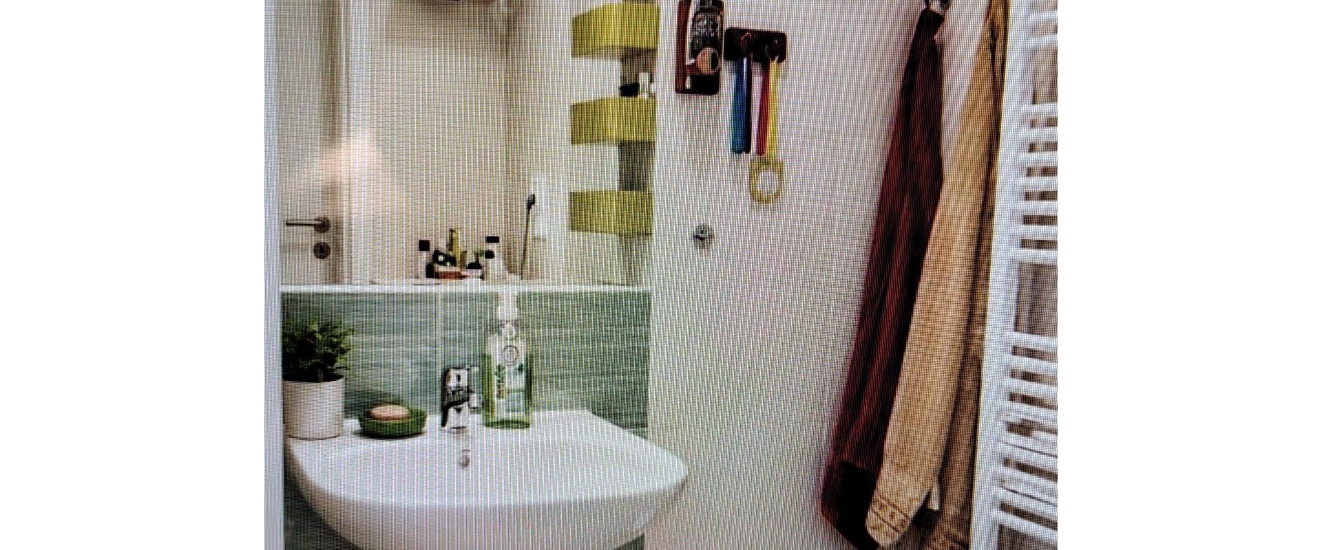 Prenájom: moderný 3-izbový byt s balkónom a garážovým státím.