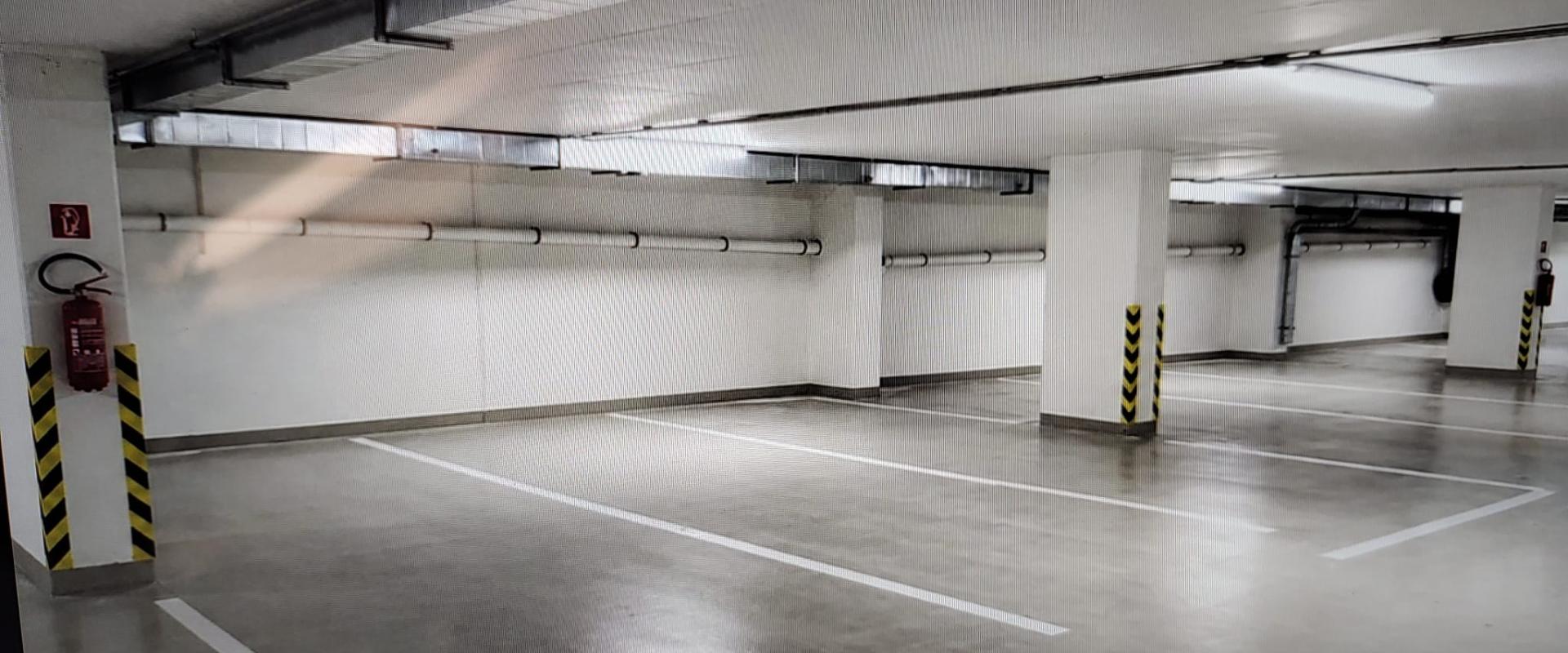 Prenájom: moderný 3-izbový byt s balkónom a garážovým státím.