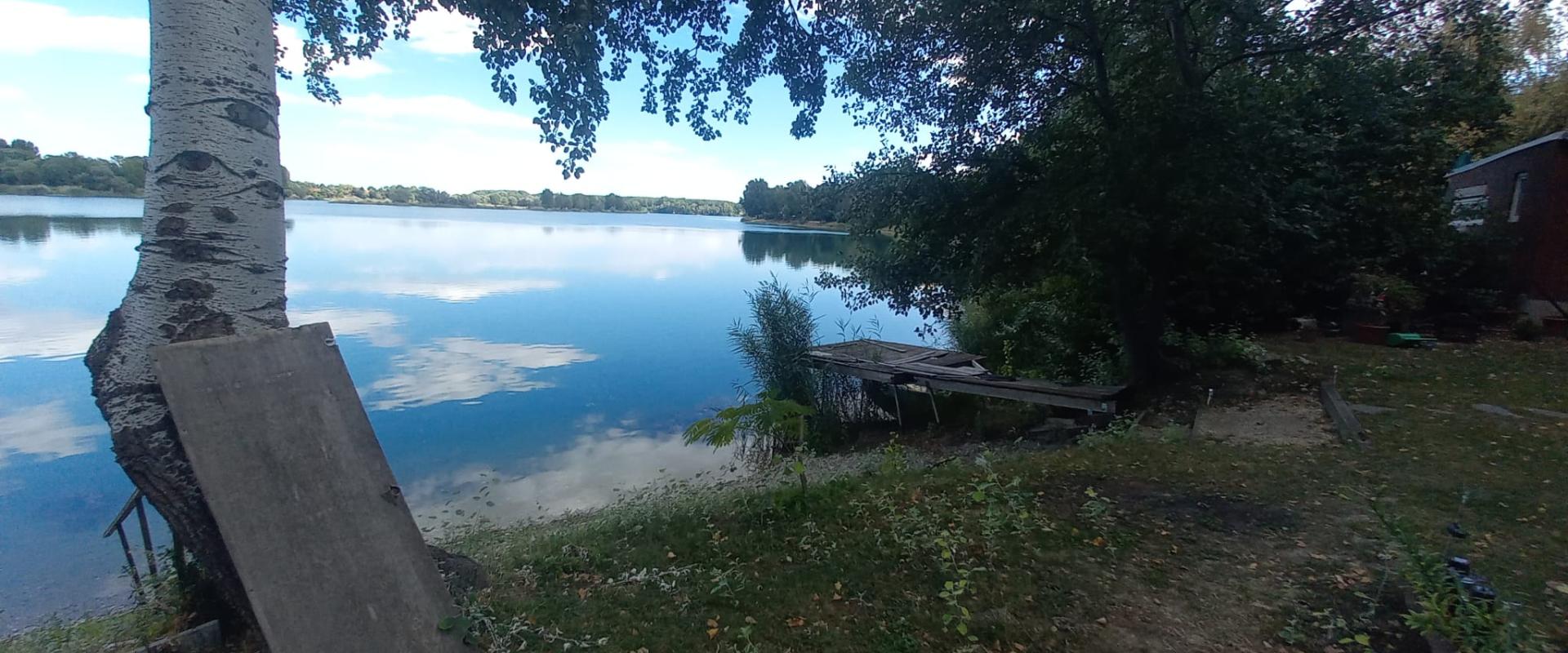 Postúpenie atraktívneho pozemku s priamym vstupom do vody