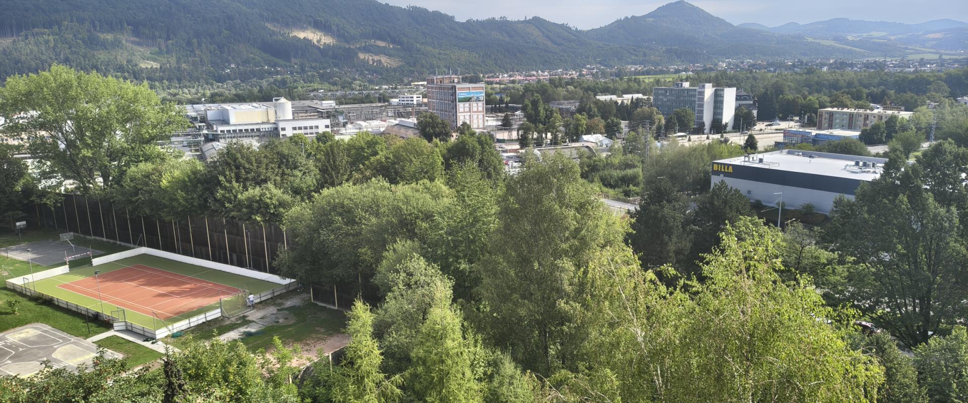 Na predaj: PRIESTRANNÝ A SVETLÝ 3-IZBOVÝ BYT S DVOMA BALKÓNMI