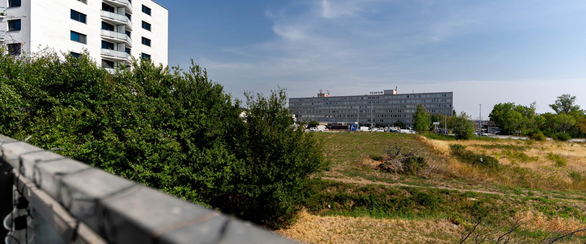 Nadštandardne zariadená dizajnová garsónka s loggiou
