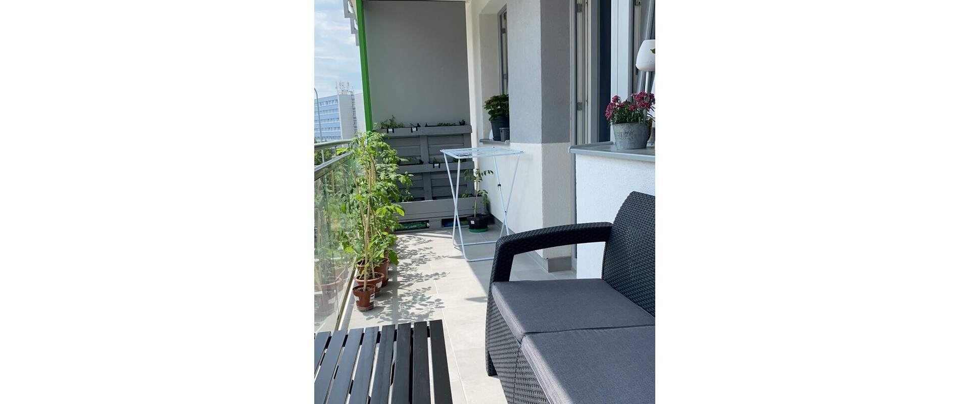 Moderne zariadený 2-izbový byt s balkónom a parkovaním