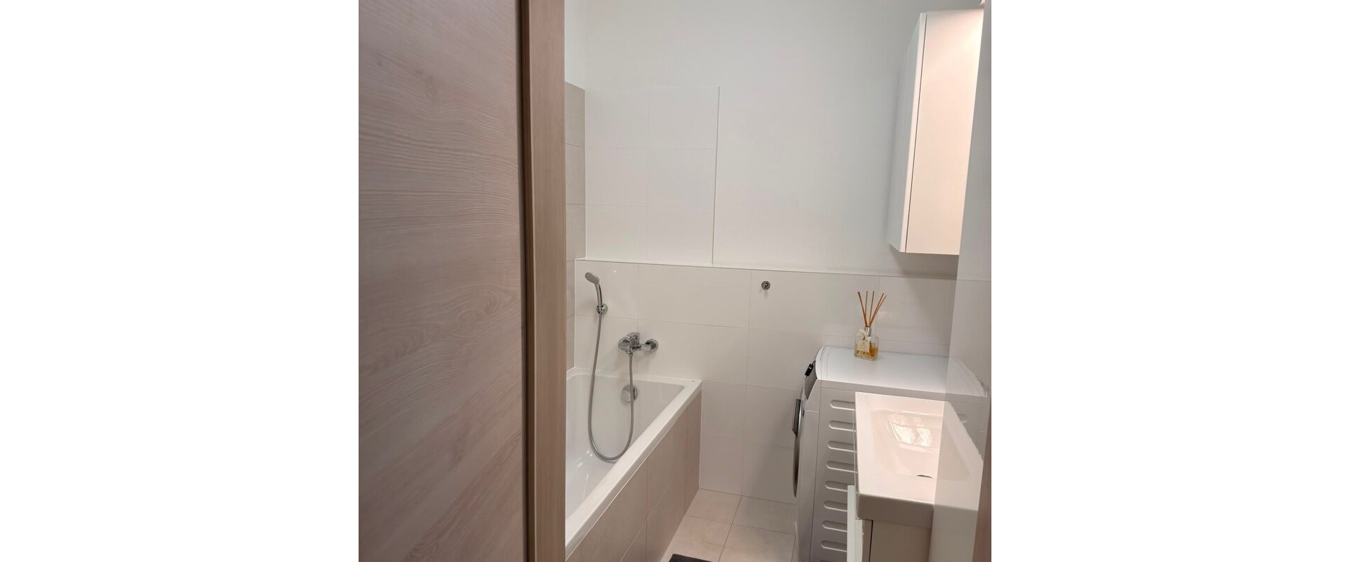 Moderne zariadený 2-izbový byt s balkónom a parkovaním