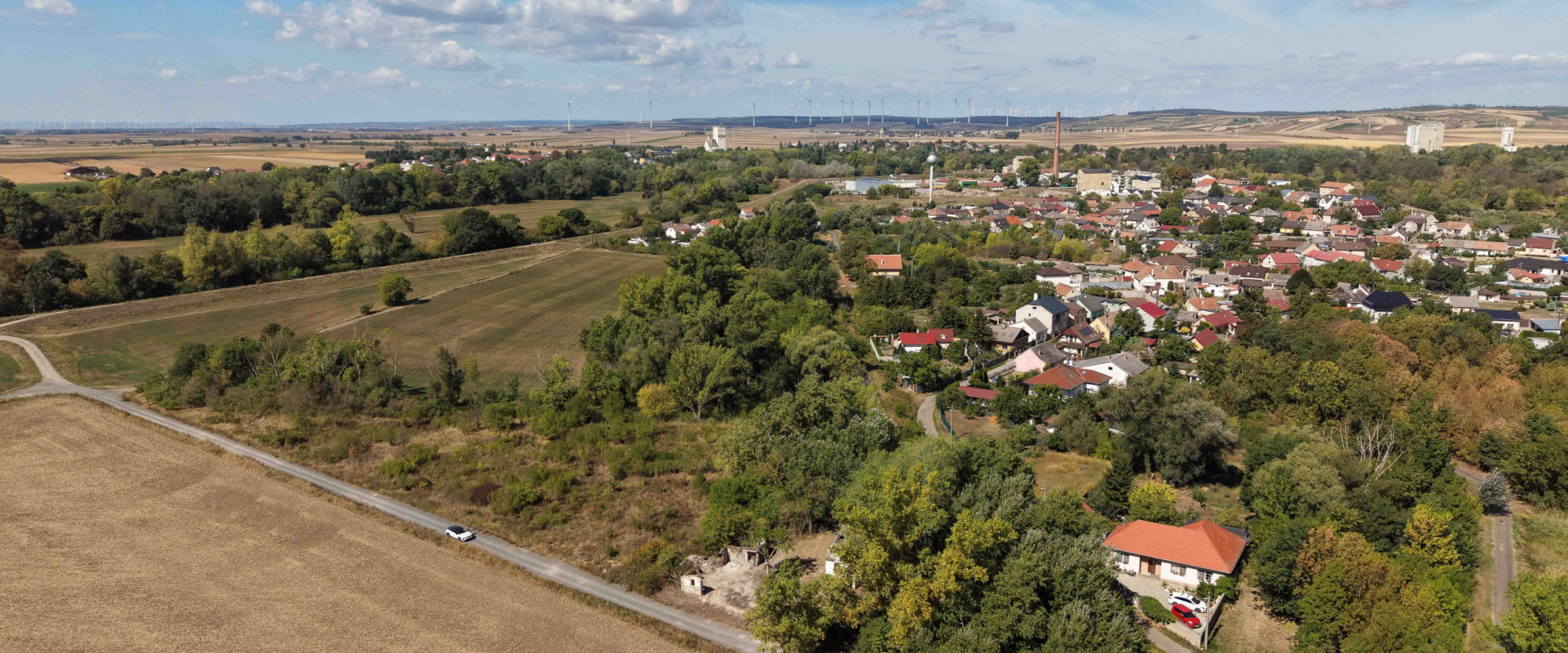 STAVEBNÝ POZEMOK V ZÁHORSKEJ VSI – POKOJ A PRÍRODA NA DOSAH