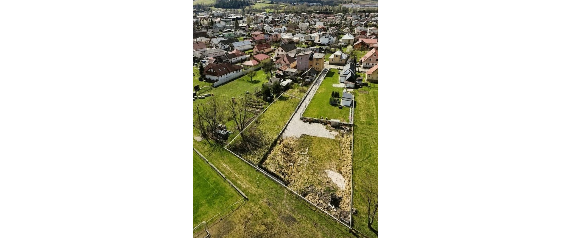 STAVEBNÝ POZEMOK SO STAVEBNÝM POVOLENÍM-1 405 m² -239 000 €