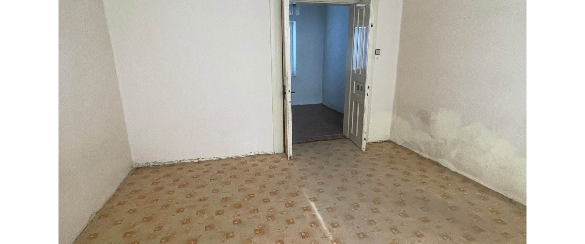 2-izbový rodinný dom s vlastným pozemkom priamo v Leviciach