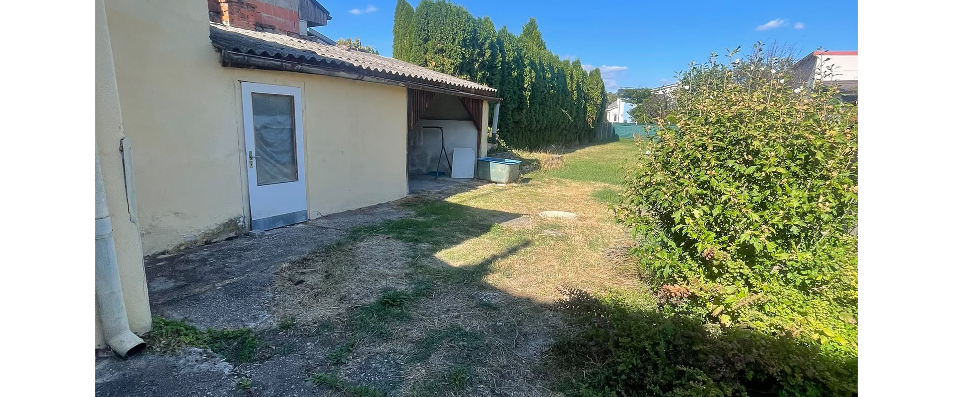 2-izbový rodinný dom s vlastným pozemkom priamo v Leviciach