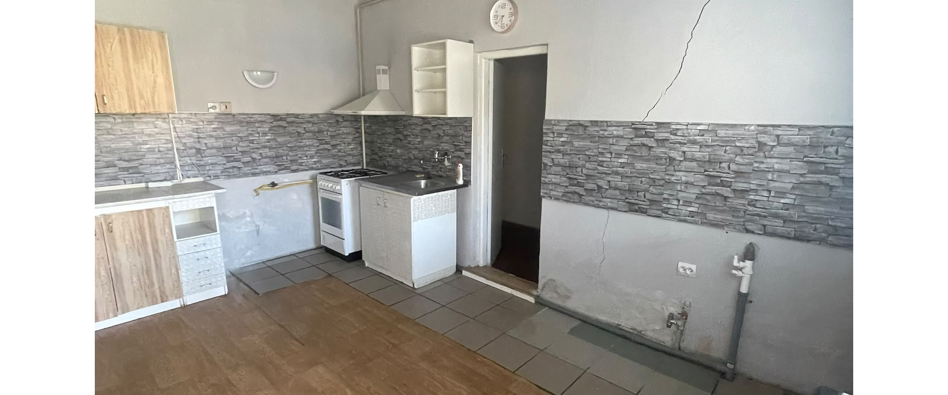 2-izbový rodinný dom s vlastným pozemkom priamo v Leviciach