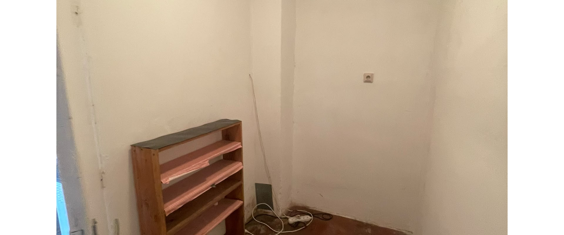 2-izbový rodinný dom s vlastným pozemkom priamo v Leviciach