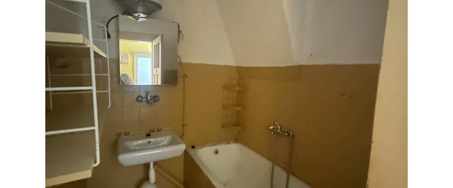 2-izbový rodinný dom s vlastným pozemkom priamo v Leviciach