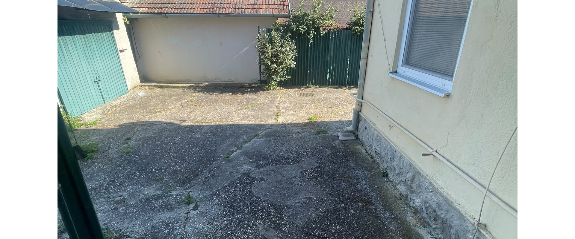 2-izbový rodinný dom s vlastným pozemkom priamo v Leviciach