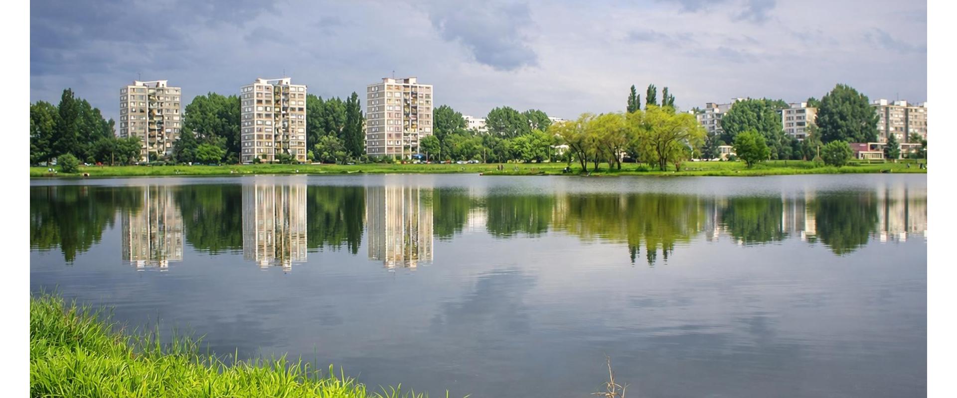 3-IZBOVÝ BYT S VEĽKOU LODŽIOU V OBĽÚBENEJ LOKALITE NAD JAZEROM/  KOŠICE