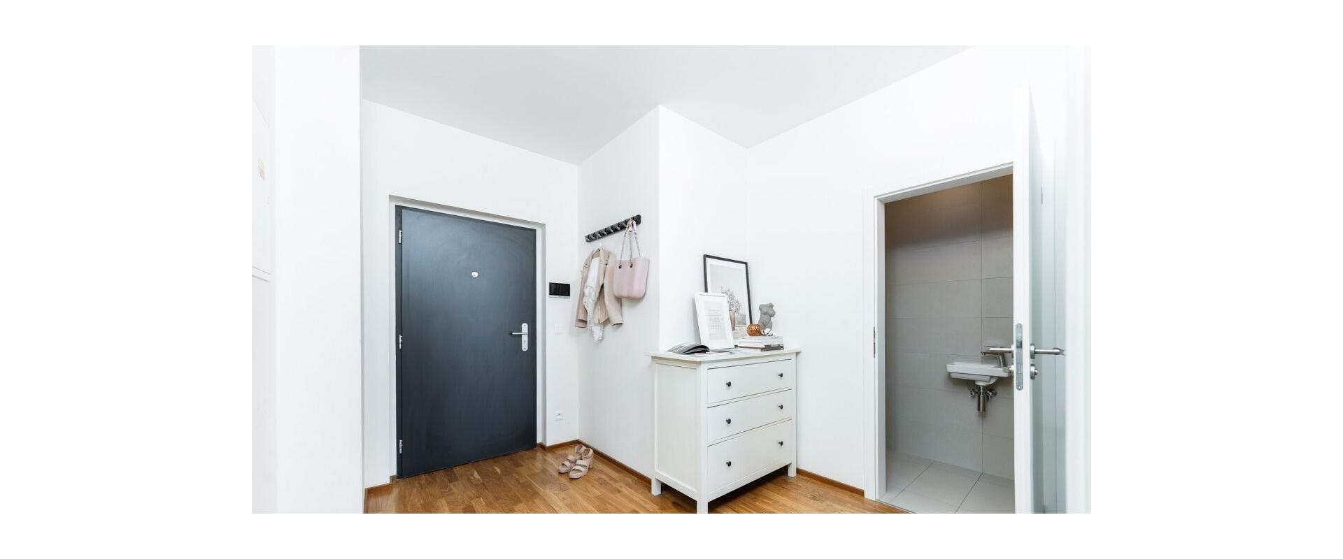 MODERNÝ 2-IZBOVÝ BYT s balkónom  A MOŽNOSŤOU PARKOVANIA.