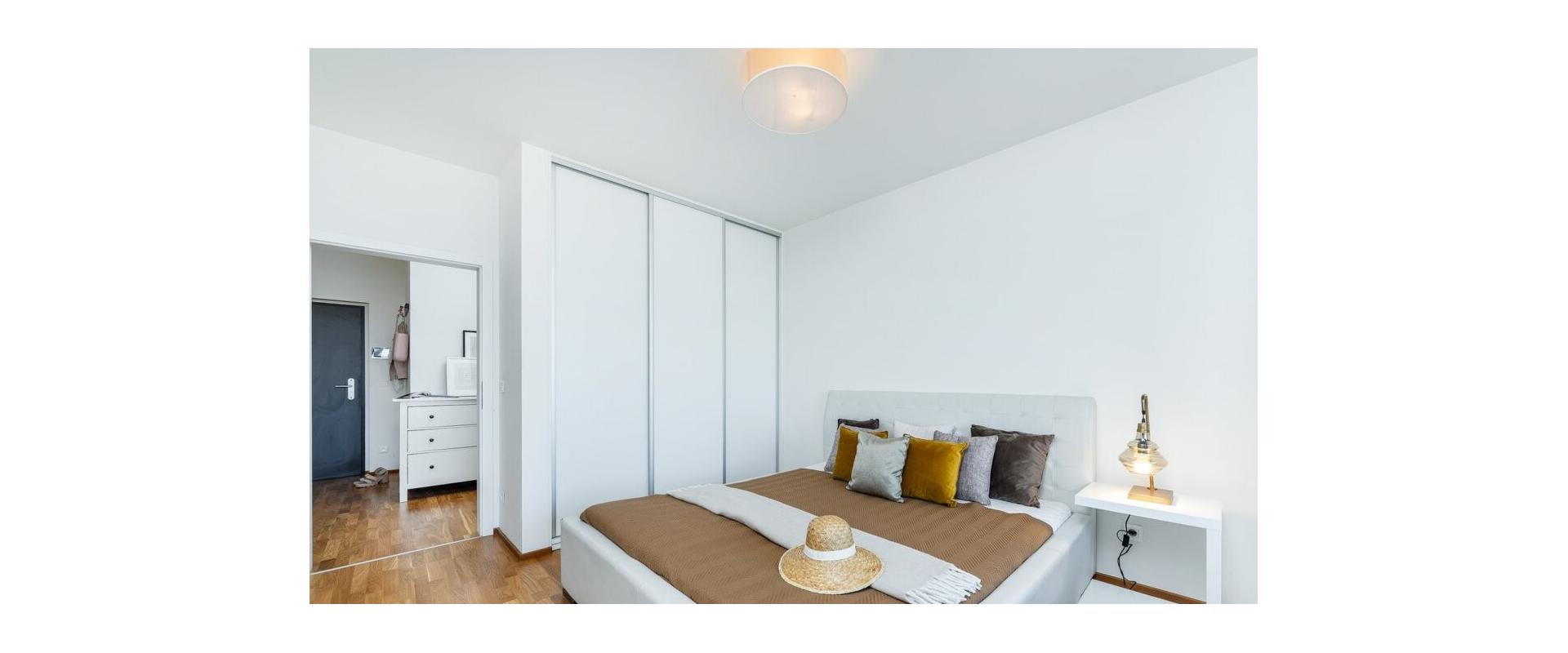 MODERNÝ 2-IZBOVÝ BYT s balkónom  A MOŽNOSŤOU PARKOVANIA.