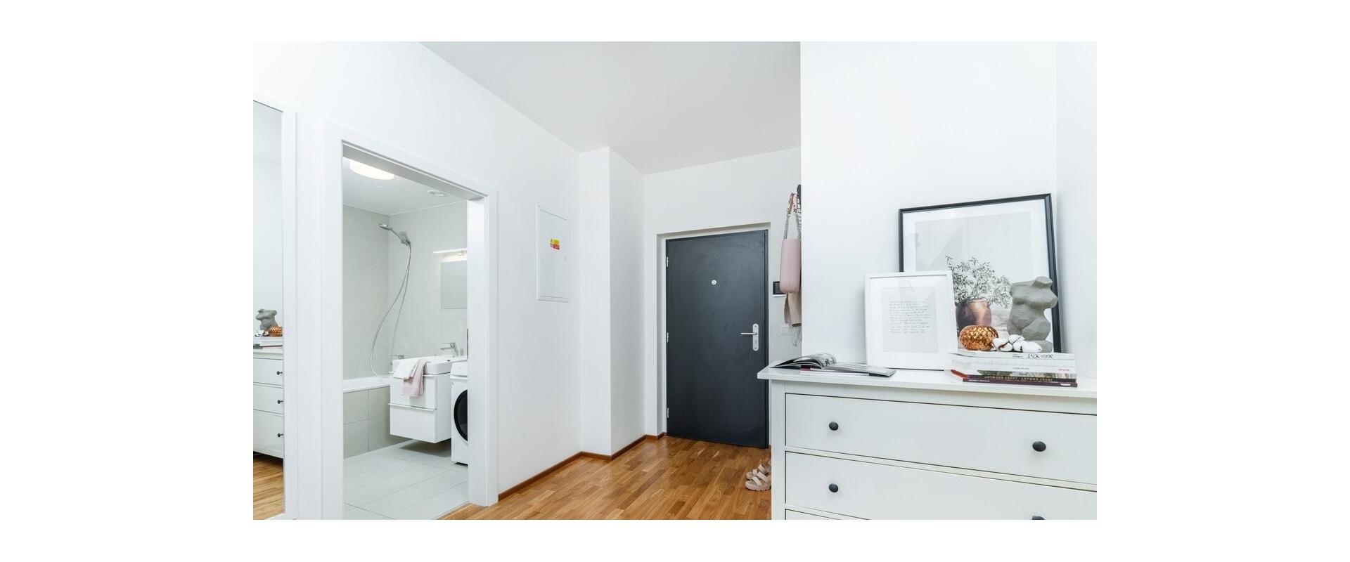 MODERNÝ 2-IZBOVÝ BYT s balkónom  A MOŽNOSŤOU PARKOVANIA.