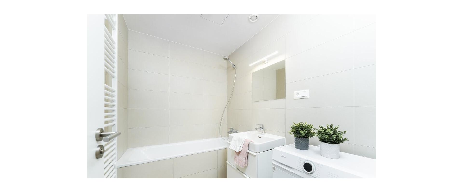 MODERNÝ 2-IZBOVÝ BYT s balkónom  A MOŽNOSŤOU PARKOVANIA.