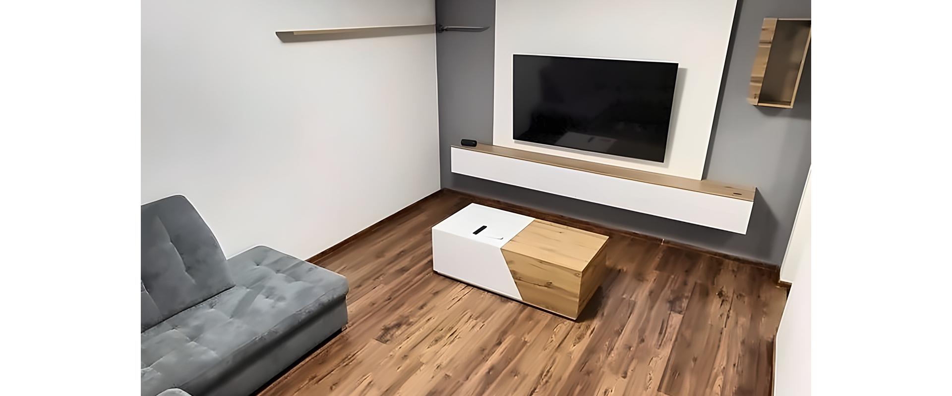 Zrekonštruovaný 2-izbový byt s balkónom, 2 pivnicami, SNV