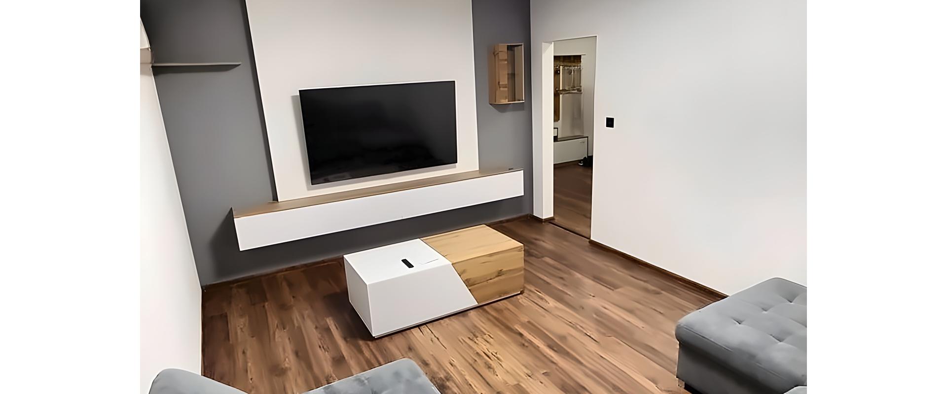 Zrekonštruovaný 2-izbový byt s balkónom, 2 pivnicami, SNV