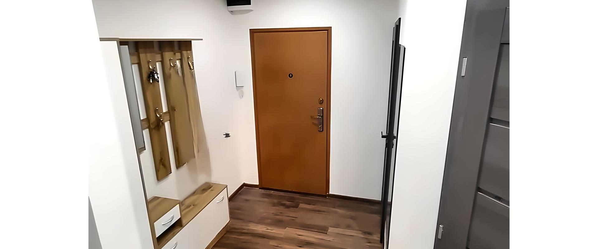 Zrekonštruovaný 2-izbový byt s balkónom, 2 pivnicami, SNV