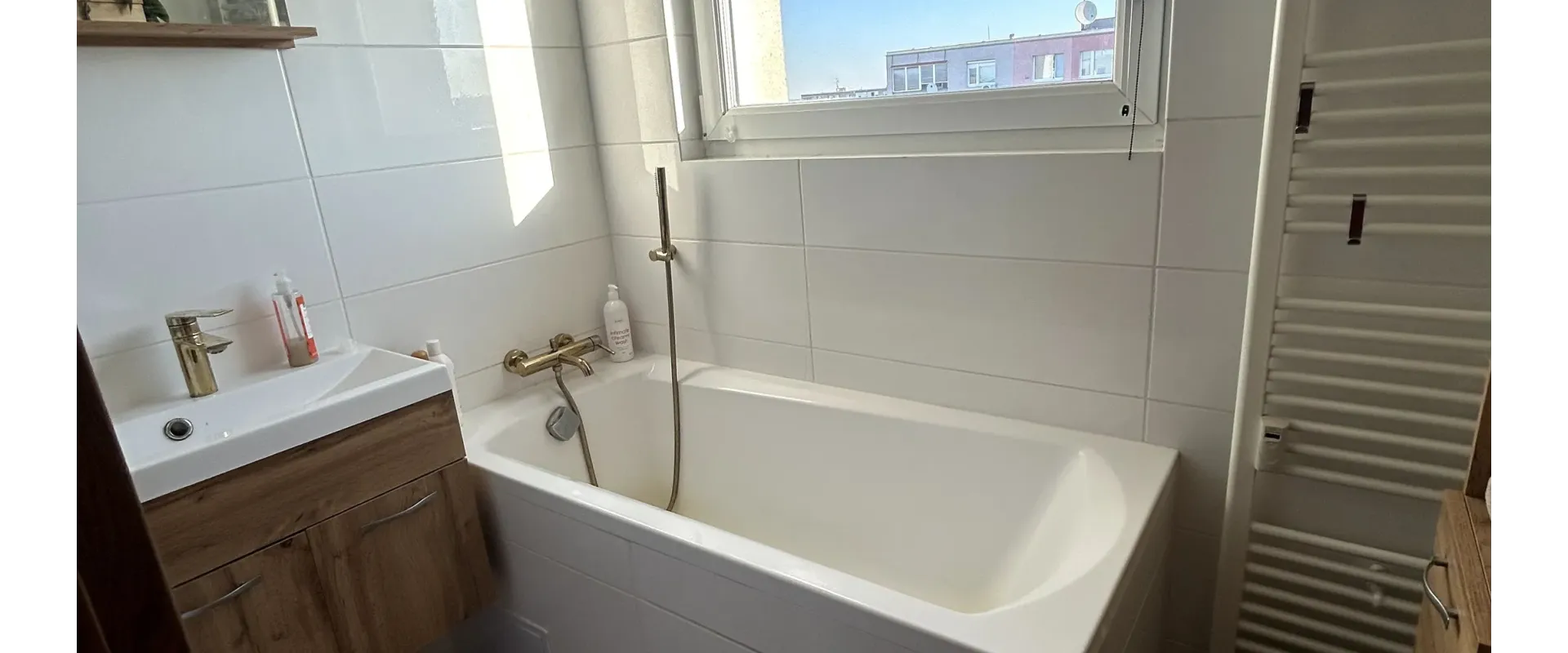 ZREKONŠTRUOVANÝ PRIESTRANNÝ 3-izb byt v centre Dun .Stredy