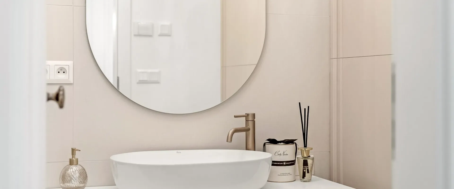 PREDAJ | DIZAJNOVÝ 2-IZBOVÝ APARTMÁN PÍNIA | VÝHĽAD NA SĹŇAVU