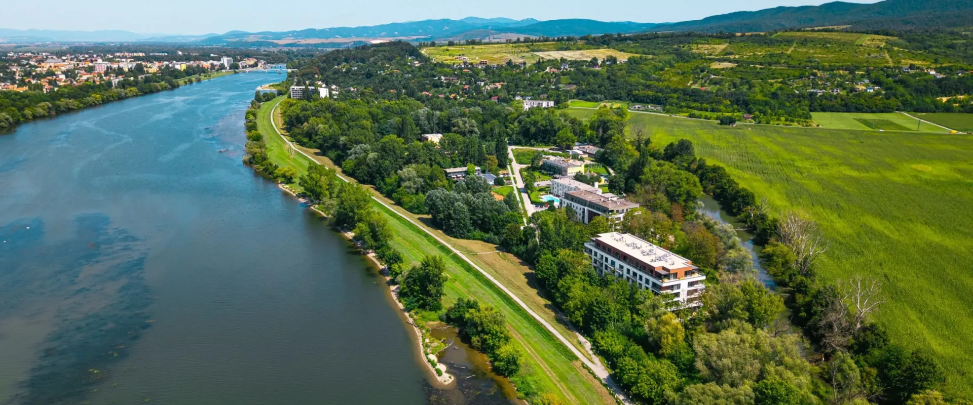 PREDAJ | DIZAJNOVÝ 2-IZBOVÝ APARTMÁN PÍNIA | VÝHĽAD NA SĹŇAVU