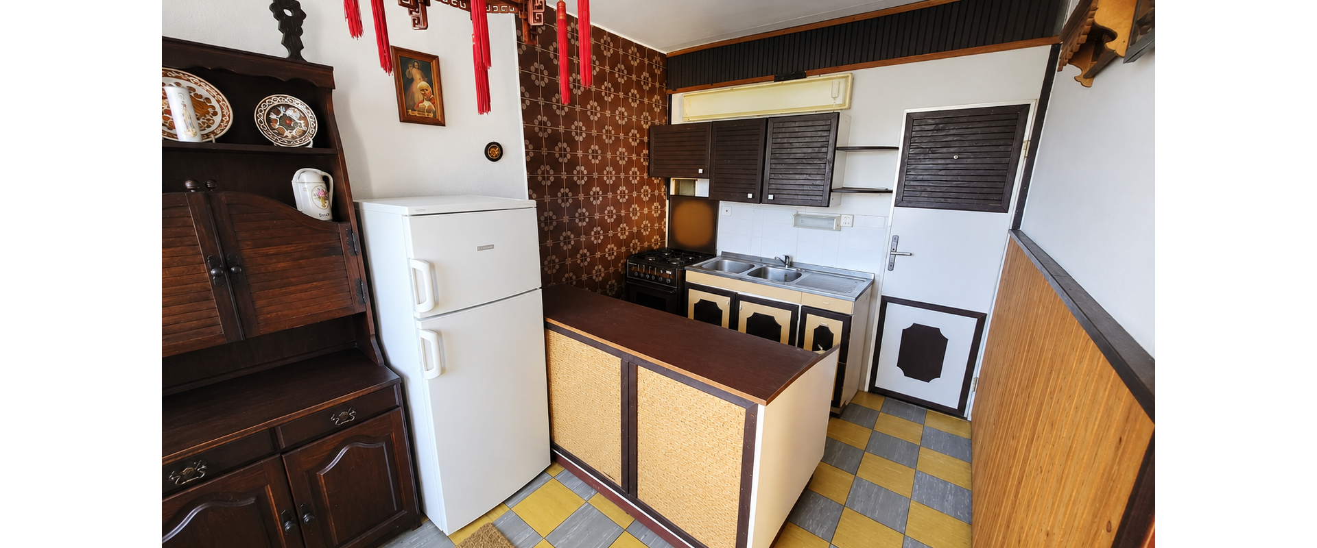 3-IZBOVÝ PRAŽSKÝ BYT S VEĽKOU LODŽIOU/ NAD JAZEROM/  KOŠICE