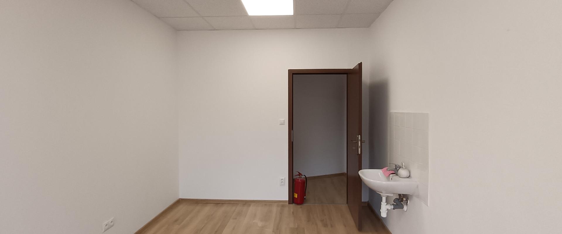 Prenájom priestoru ( bonus sprcha ) v centre mesta Levice