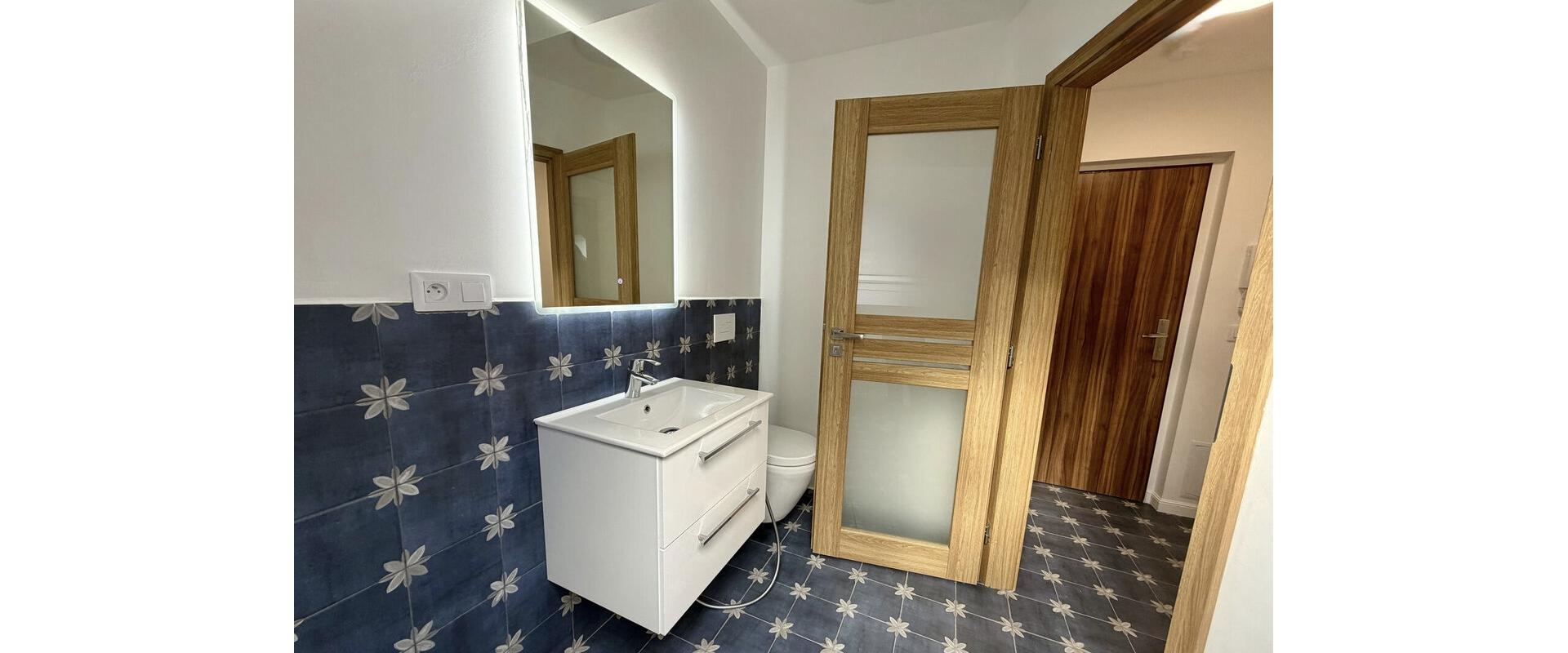 Útulný 1 izbový podkrovný byt, s pivnicou v centre mesta SNV