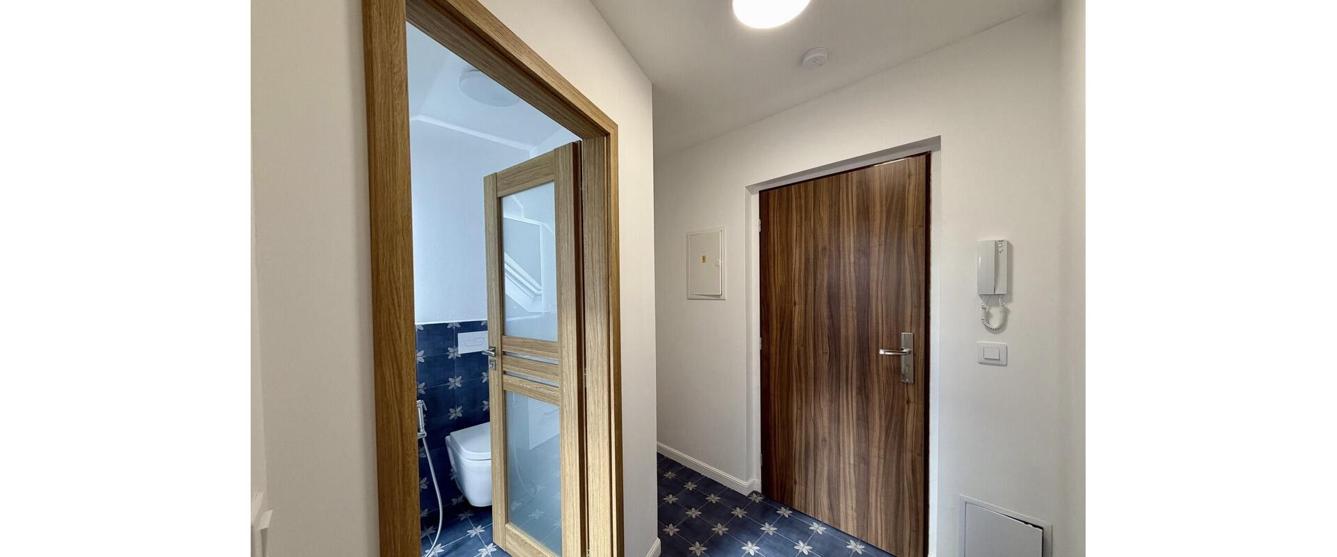 Útulný 1 izbový podkrovný byt, s pivnicou v centre mesta SNV