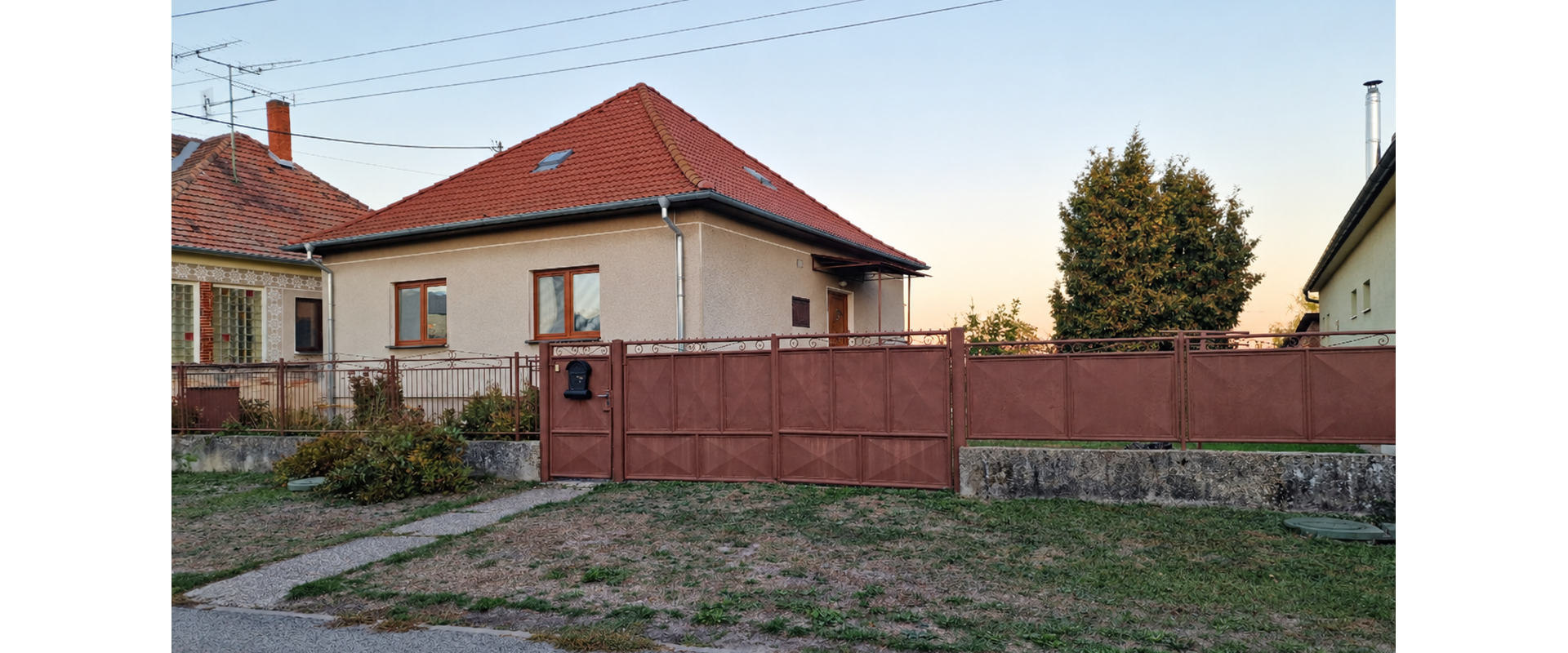 NOVINKA! Rodinný dom 2 km od Dun. Stredy s veľkým pozemkom