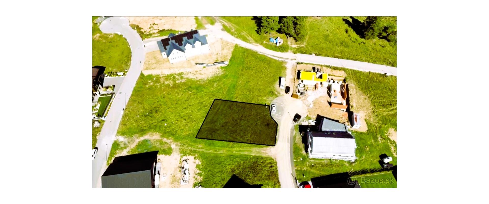 ​​​​​​​STAVEBNÝ POZEMOK 636 m² PRI LESE POD VYSOKÝMI TATRAMI – TATRANSKÉ SMARAGDY, MLYNICA.