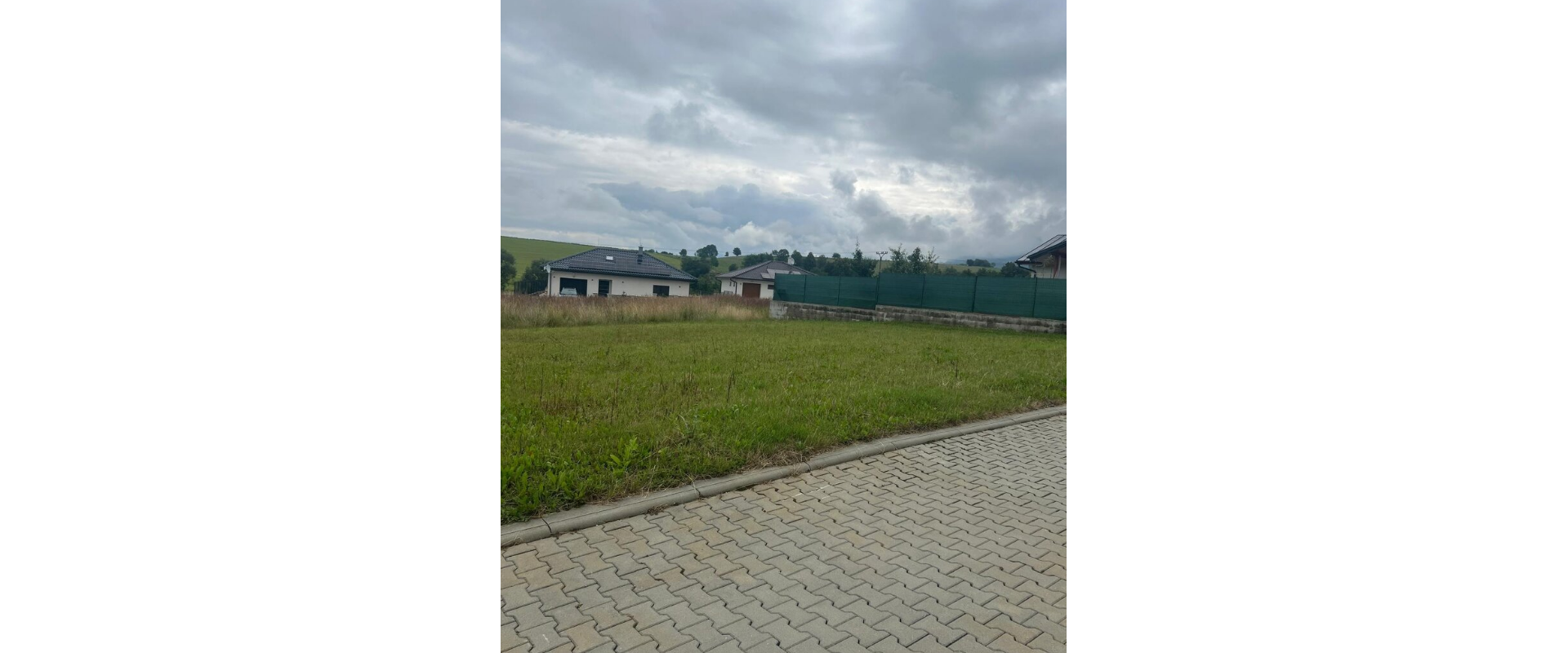 Stavebný pozemok so všetkými IS v súkromnej ulici – Višňové