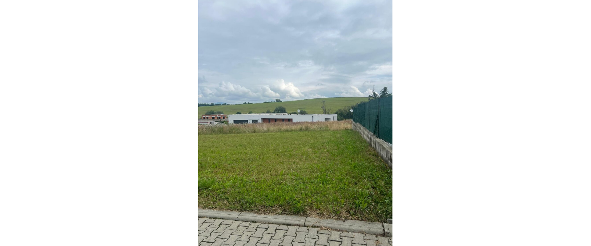 Stavebný pozemok so všetkými IS v súkromnej ulici – Višňové