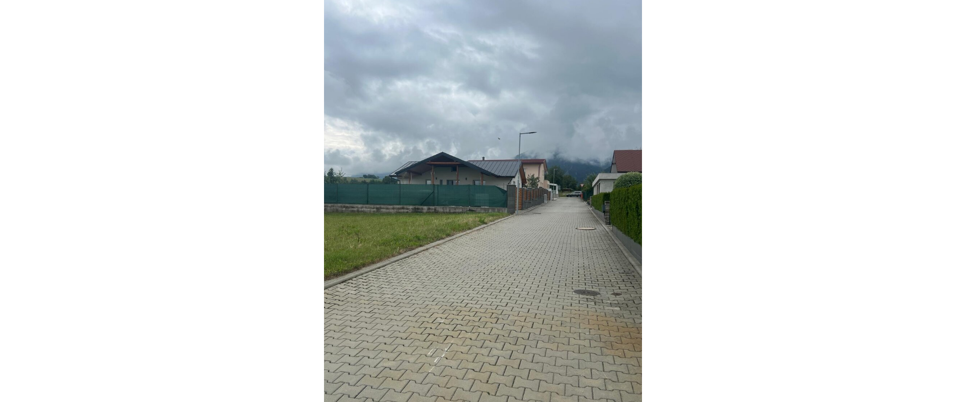 Stavebný pozemok so všetkými IS v súkromnej ulici – Višňové