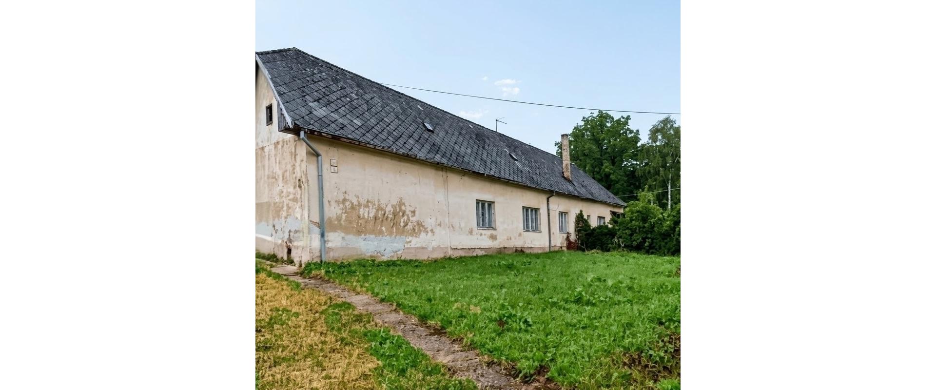 Rodinný dom na predaj s dvorom a 2 vstupmi NADŠTANDARD
